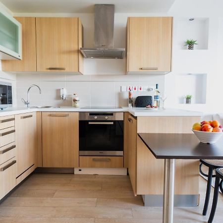 Sanders Ermitage On The Beach - Delightful 1-Bedroom Apartment With Sea View ลิมาซอล ภายนอก รูปภาพ