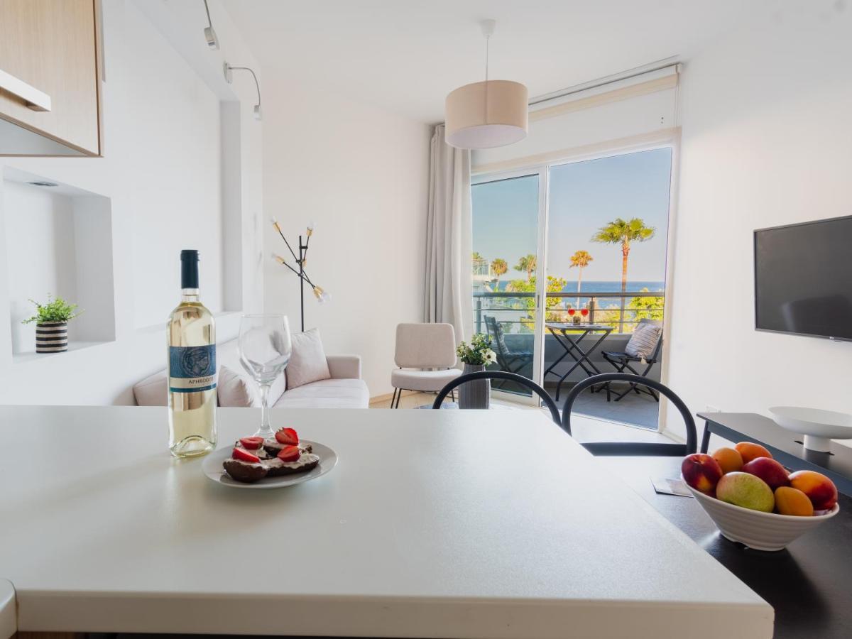 Sanders Ermitage On The Beach - Delightful 1-Bedroom Apartment With Sea View ลิมาซอล ภายนอก รูปภาพ
