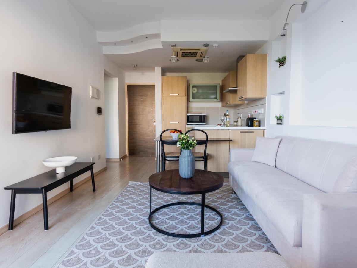 Sanders Ermitage On The Beach - Delightful 1-Bedroom Apartment With Sea View ลิมาซอล ภายนอก รูปภาพ